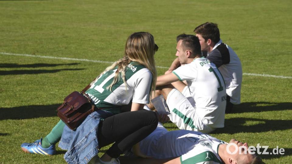 Frust trotz Trost: Kapitän Timo Kohler (Mitte), Marco Seifert (vorne) und die DJK Gebenbach verpassten die Chance auf den Aufstieg in die Regionalliga. Bild: Szilvia Izsó