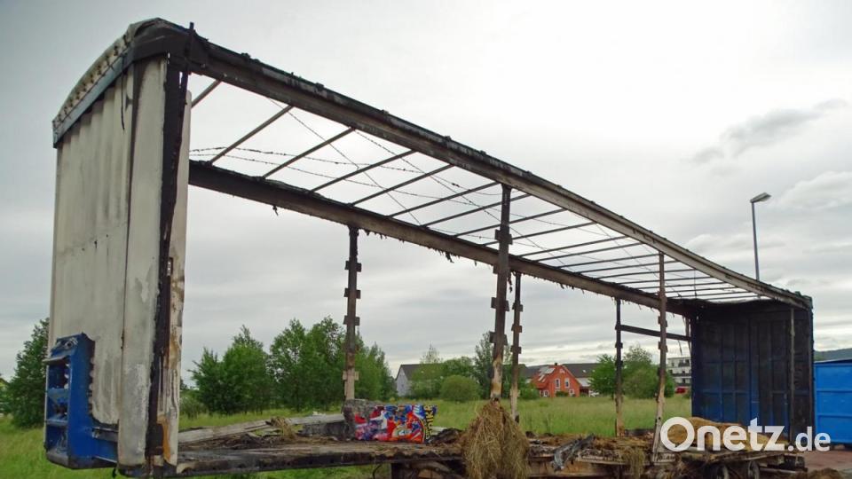 Am Tag wurde der Schaden sichtbar, der Vorratswagen mit Heu, Winterzelt und Werbematerial brannte aus, ein Gerippe blieb übrig. Bild: Dobmeier