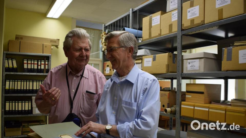 Kreisheimatpfleger Robert Treml (links) aus Waldsassen und Josef Rösch, ehrenamtlicher Stadtarchivar in Bärnau, fachsimpeln über das Archivwesen. Das Bärnauer Stadtarchiv ist laut Treml mustergültig. Bild: szl