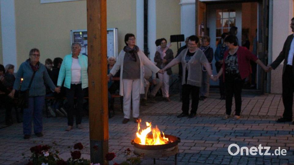 Der Tanz um das Pfingstfeuer. Bild: exb