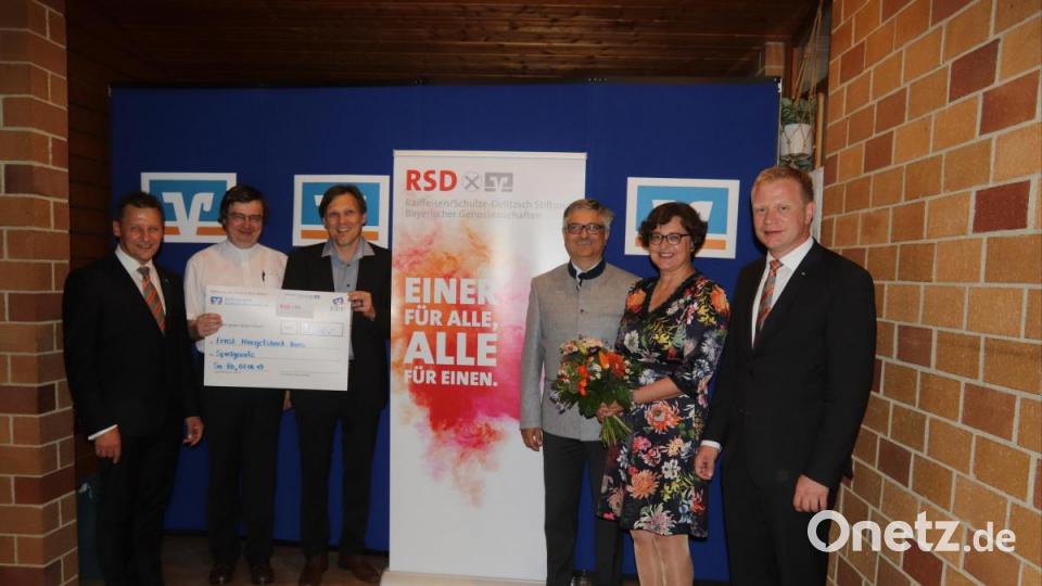 Mit einer Dividende von drei Prozent beteiligt die Raiffeisenbank Sulzbach-Rosenberg ihre Mitglieder am Geschäftsergebnis 2018. Geld für gute Zwecke bleibt aber auch noch übrig. Bild: mfh