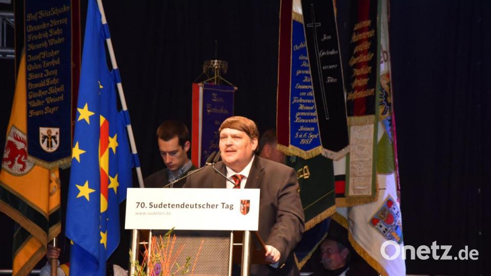 Der Sprecher der Sudetendeutschen Landsmannschaft Bernd Posselt spricht am 9. Juni 2019 beim Sudetendeutschen Tag in Regensburg. Bild: Alexander Pausch