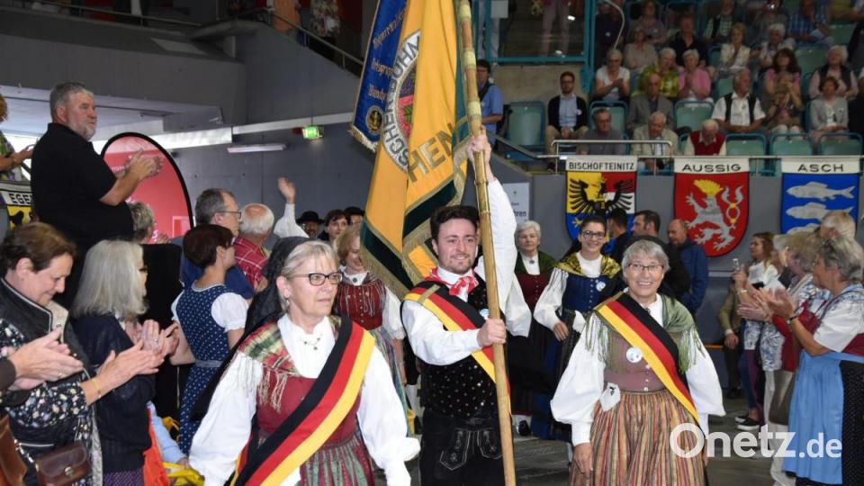 Der Einzug einer Trachtengruppe beim Sudetendeutschen Tag in Regensburg. Bild: Alexander Pausch