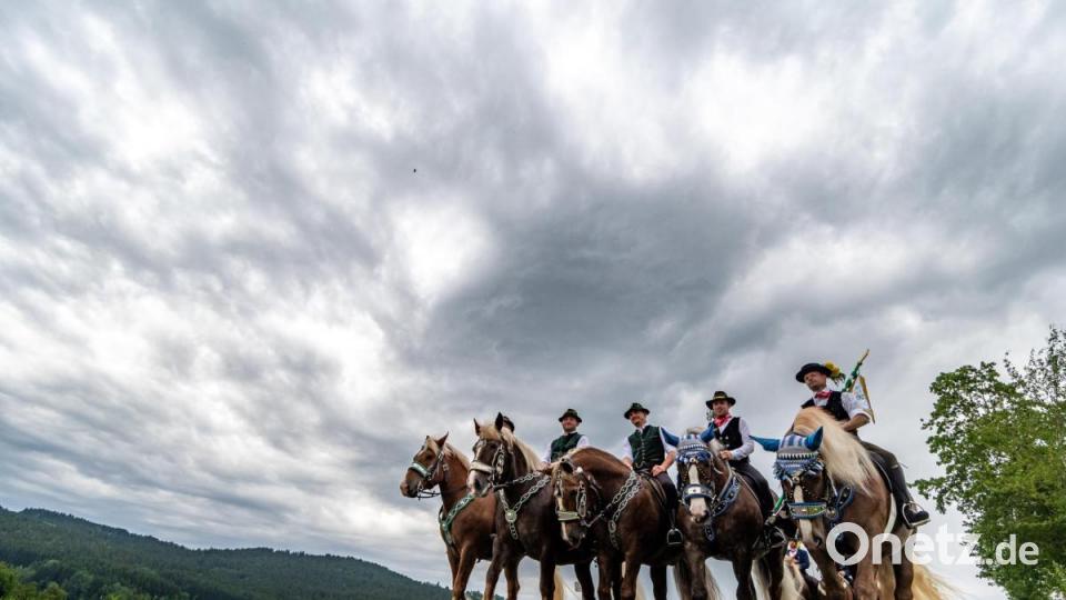 Der Kötztinger Pfingstritt gehört zu den ältesten Brauchtumsveranstaltungen in Bayern. Bild: Armin Weigel/dpa