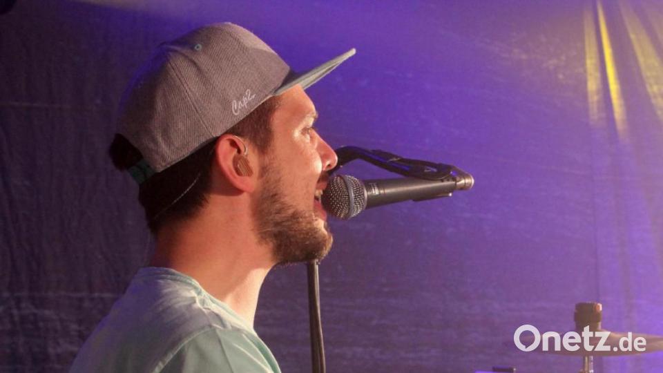 Am Samstagabend mischte die Band &quot;Quertreiber&quot; das Festzelt auf. Bild: lst
