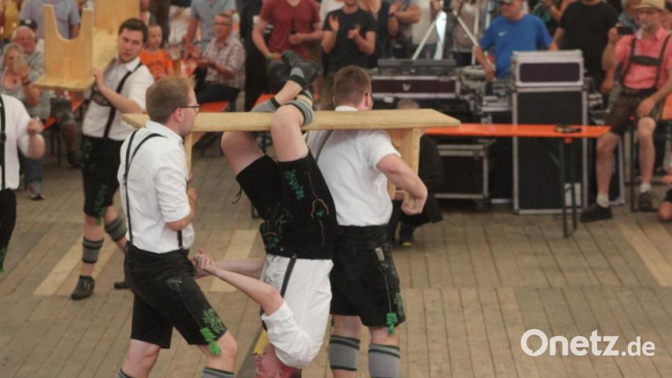 Auftritt der &quot;Schwarzenbacher Schenkelzinterer&quot;. Bild: lst