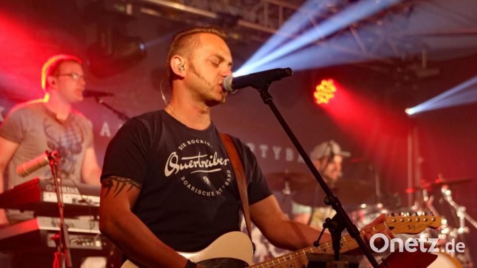 Am Samstagabend mischte die Band &quot;Quertreiber&quot; das Festzelt auf. Bild: lst