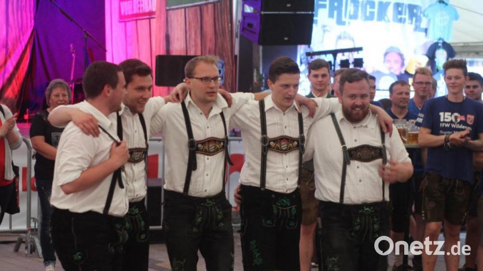 Auftritt der &quot;Schwarzenbacher Schenkelzinterer&quot;. Bild: lst