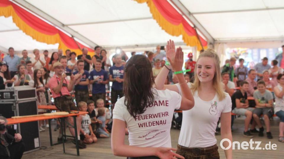 Die Festdamen bei ihrer Choreografie. Bild: lst