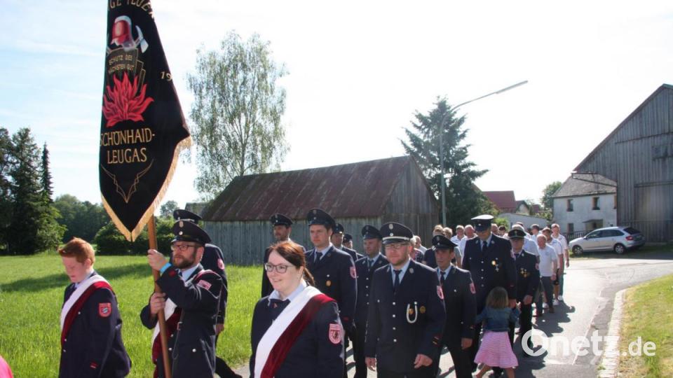 Stolz präsentierte die Feuerwehr Schönhaid-Leugas ihre neue Fahne, die erst vor wenigen Wochen restauriert in den Ort zurückgekehrt war. Bild: wro
