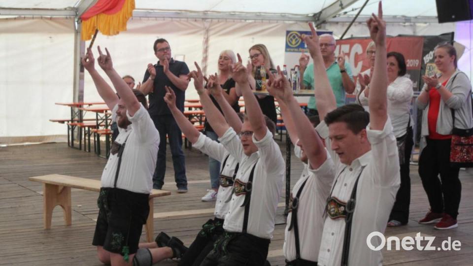 Auftritt der &quot;Schwarzenbacher Schenkelzinterer&quot;. Bild: lst
