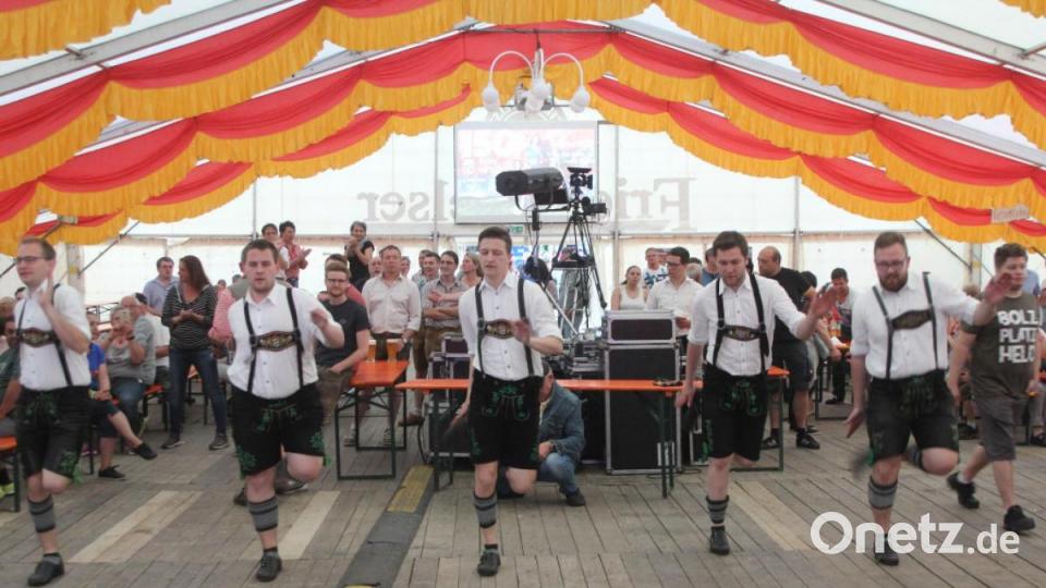 Die &quot;Schwarzenbacher Schenkelzinterer&quot; plattelten sich in die Herzen der Zuschauer. Bild: lst