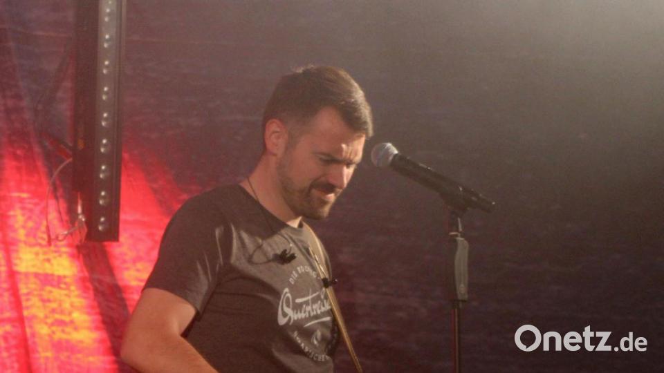 Am Samstagabend mischte die Band &quot;Quertreiber&quot; das Festzelt auf. Bild: lst