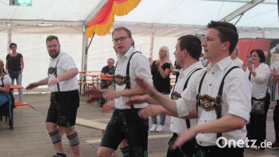 Auftritt der &quot;Schwarzenbacher Schenkelzinterer&quot;. Bild: lst