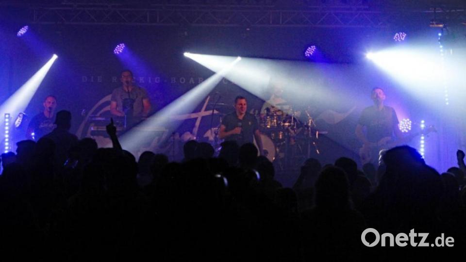 Am Samstagabend mischte die Band &quot;Quertreiber&quot; das Festzelt auf. Bild: lst