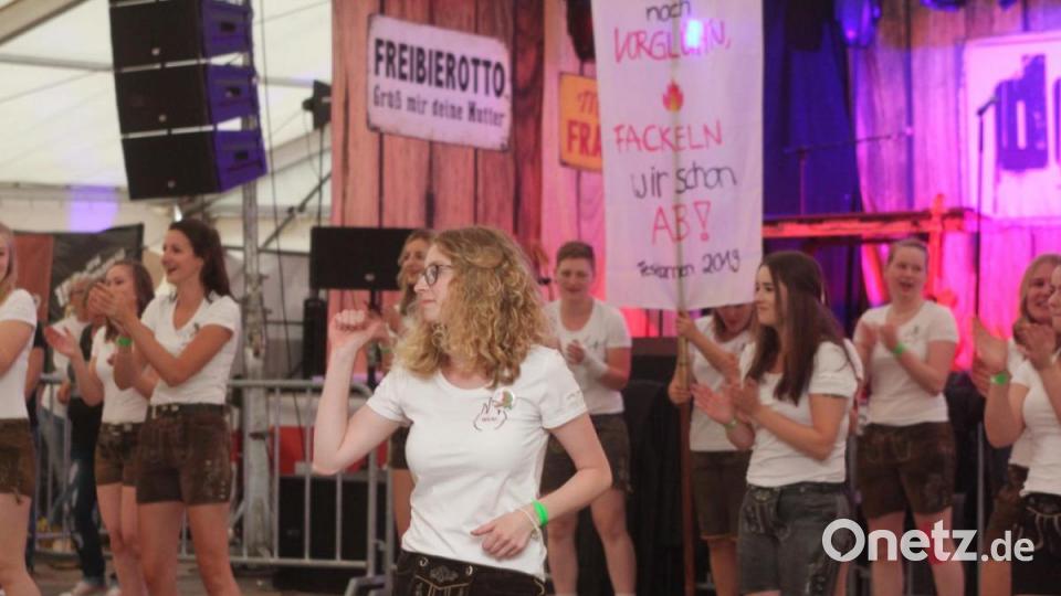 Die Festdamen bei ihrer Choreografie. Bild: lst