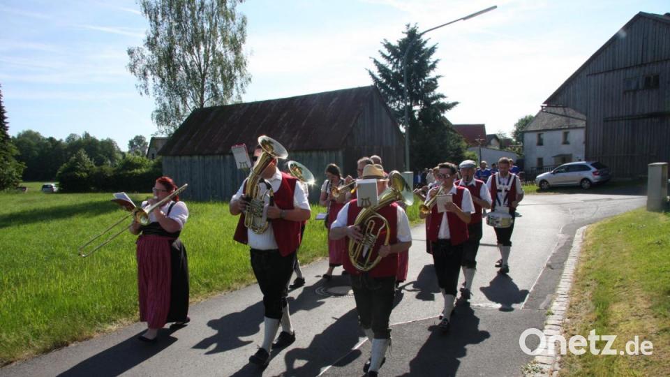 Beim Kirchenzug durfte der Musikverein Wiesau nicht fehlen. Bild: wro