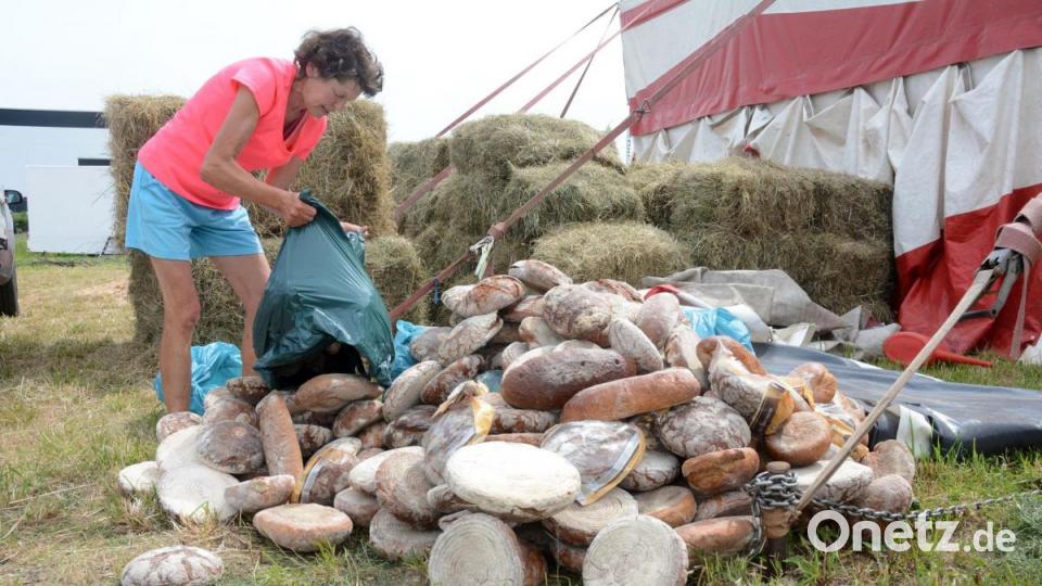 Brot in der Not: Auch Evi Wiesent unterstützt den Zirkus. Bild: Gabi Schönberger