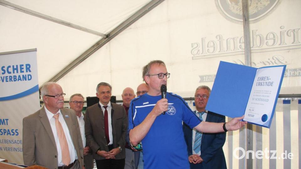 Zweiter Vorsitzender Konrad Burger zeigt die Ehrenurkunde, mit der der Jubelverein vom BFV ausgezeichnet wurde. Bild: wro