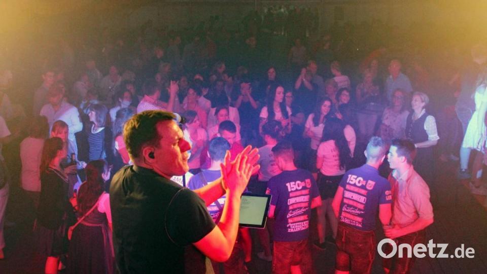 Am Samstagabend mischte die Band &quot;Quertreiber&quot; das Festzelt auf. Bild: lst