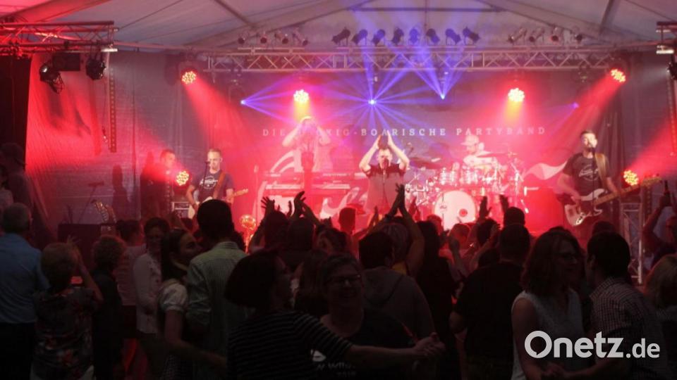Am Samstagabend mischte die Band &quot;Quertreiber&quot; das Festzelt auf. Bild: lst