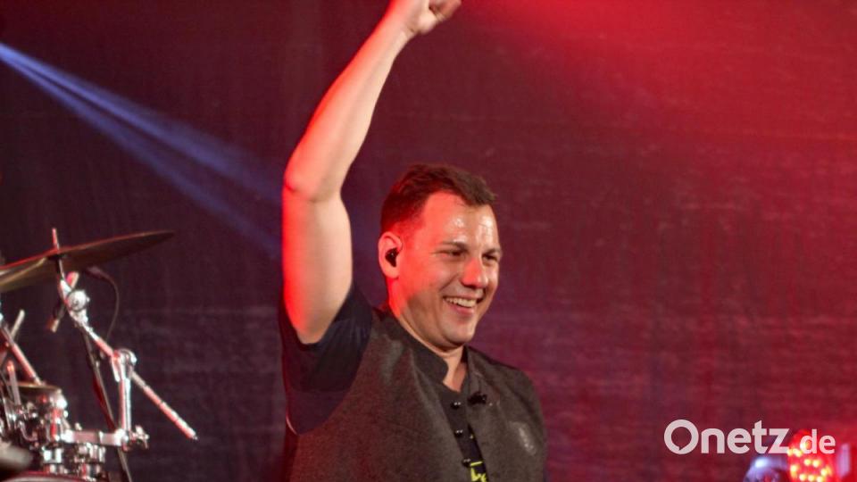 Am Samstagabend mischte die Band &quot;Quertreiber&quot; das Festzelt auf. Bild: lst