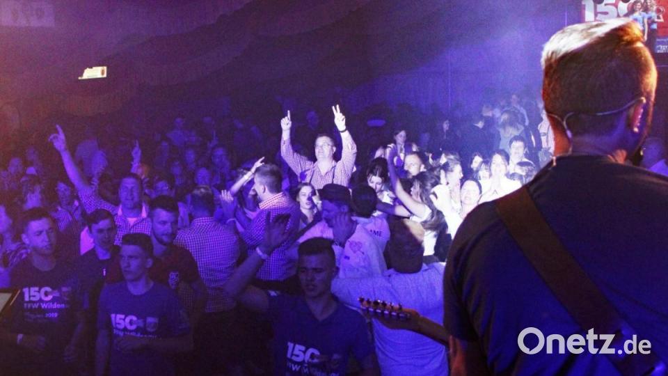 Am Samstagabend mischte die Band &quot;Quertreiber&quot; das Festzelt auf. Bild: lst