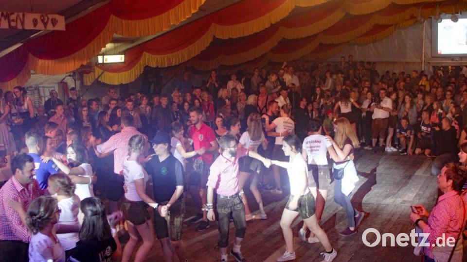 Die Festdamen bei ihrem zweiten Auftritt. Bild: lst