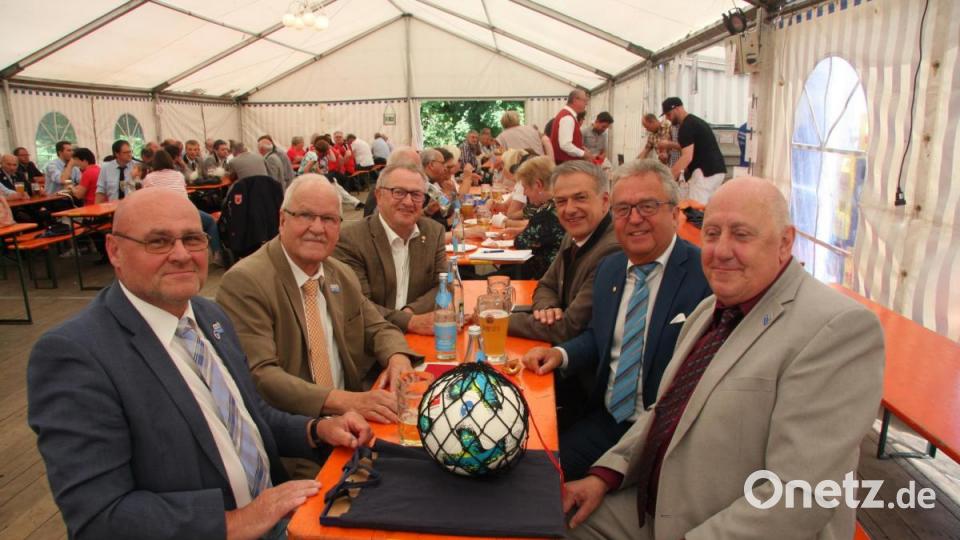 Gekommen waren auch Vertreter des Bayerischen Fußball-Verbandes: Martin Braun (rechts), Peter Kemnitzer und Siegfried Tabbert (von links). Bild: wro