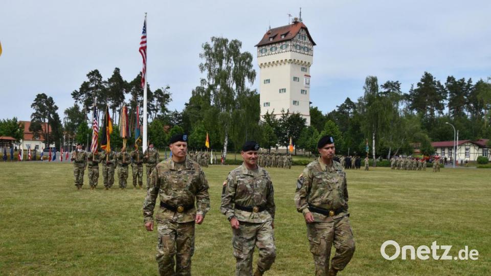 Brigadegeneral Christopher C. LaNeve (von links), Generalleutnant Christopher G. Cavoli. und Brigadegeneral Christopher R. Norrie beim Kommandowechsel auf dem Paradefeld vor dem Wasserturm in der US-Garnison Grafenwöhr. Bild: Alexander Pausch