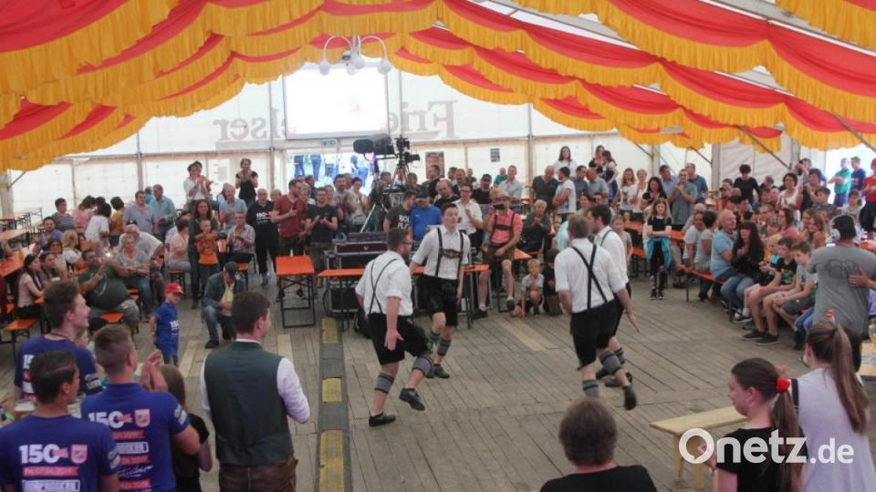 Auftritt der &quot;Schwarzenbacher Schenkelzinterer&quot;. Bild: lst