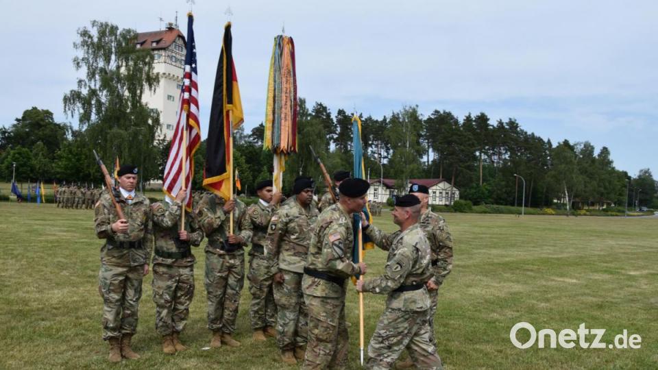 Kommandowechsel beim 7. US-Armee Trainingskommando in Grafenwöhr. Der Oberkommandierende des US-Heeres in Europa, Generalleutnant Christopher G. Cavoli reicht dem neuen Kommandeur, Brigadegeneral Christopher R. Norrie, die Truppenfahne. Bild: Alexander Pausch