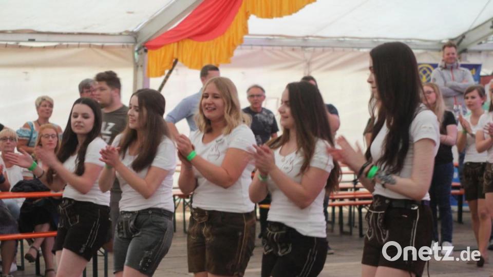 Die Festdamen bei ihrer Choreografie. Bild: lst