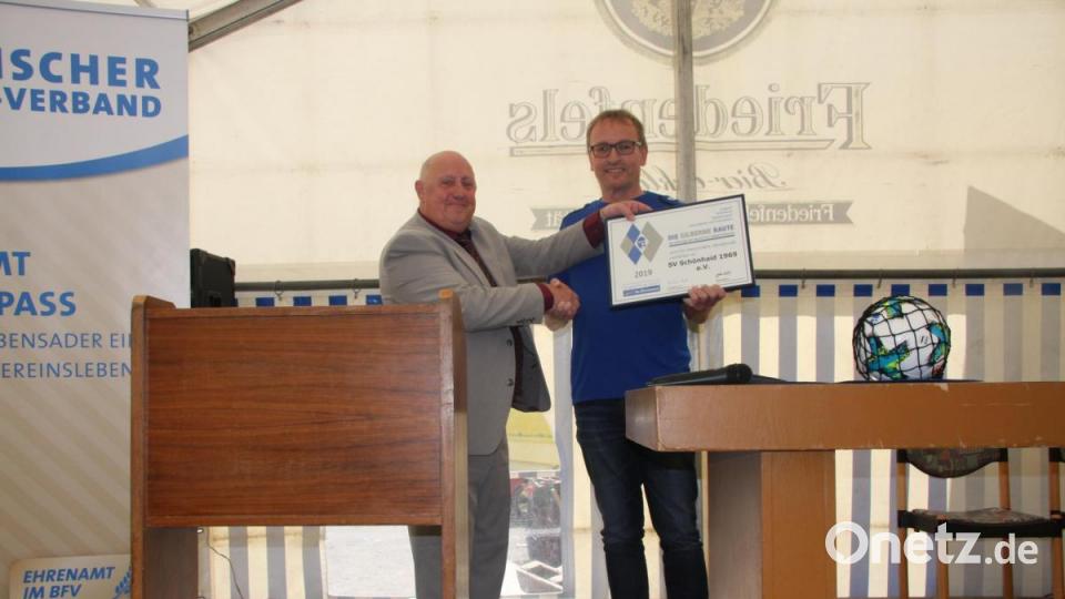Als besonderes Zeichen der Anerkennung überbrachte der BFV-Kreis-Ehrenamtsbeauftrage Martin Braun (links) die „Silberne Raute“. Mit im Bild: Zweiter Vorsitzender Konrad Burger. Bild: wro