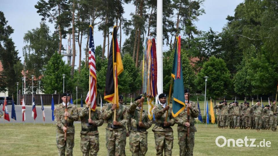 Die Fahnenabordnung beim Kommandowechsel in Grafenwöhr. Bild: Alexander Pausch