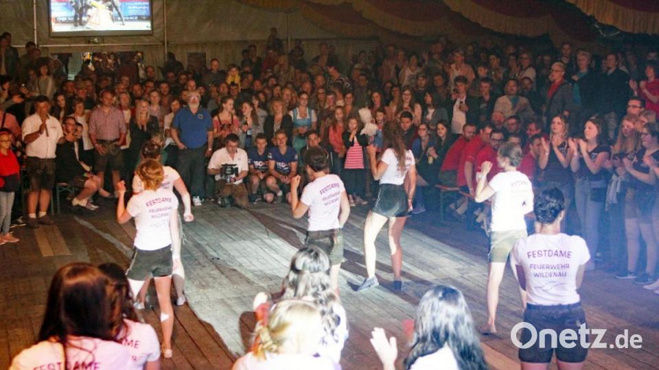 Die Festdamen bei ihrem zweiten Auftritt. Bild: lst