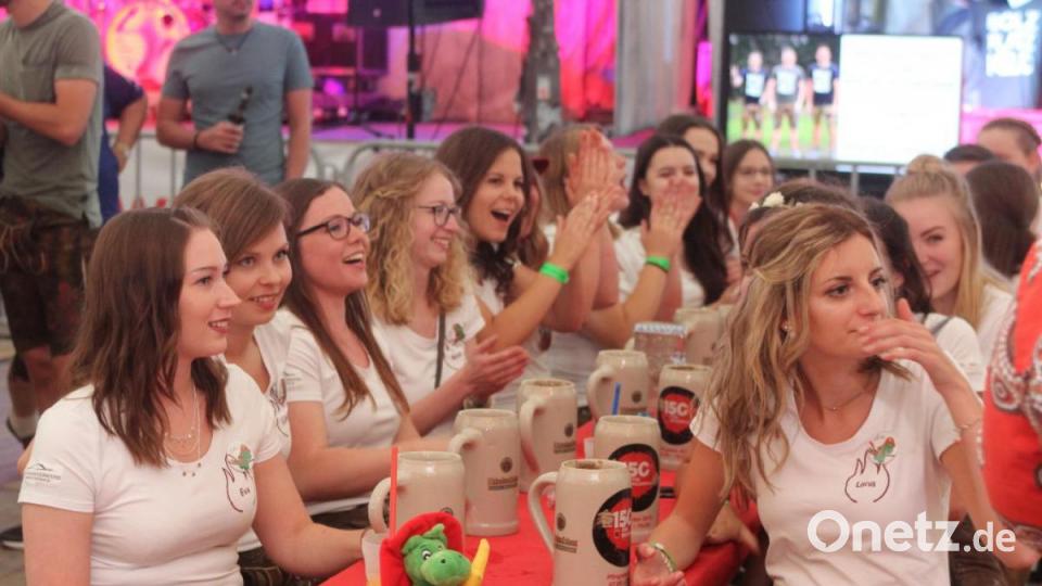 Die Festdamen warten aufs Anzapfen. Bild: lst