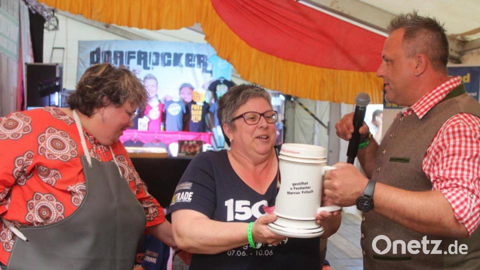 3. Bürgermeisterin Susanne Bittner (links), FFW-Vorsitzende Johanna Warawko (Mitte) und Festleiter Marcus Fritsch beim Anzapfen. Bild: lst