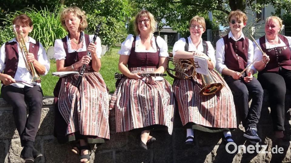 Umzug, bei dem Festbraut Sophie Zölch und Festleiter Marcus Fritsch von der FFW abgeholt wurden, Bild: lst