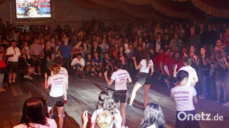 Die Festdamen bei ihrem zweiten Auftritt. Bild: lst