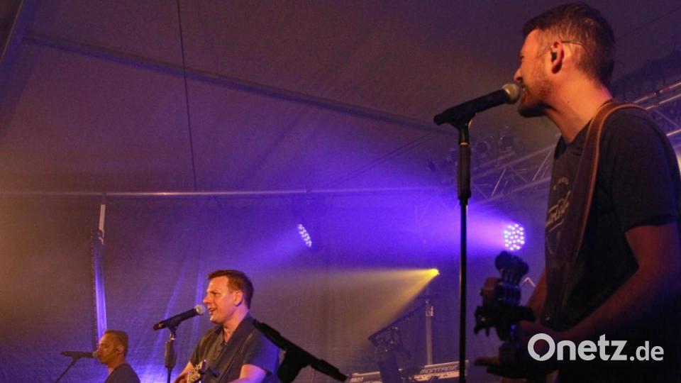 Am Samstagabend mischte die Band &quot;Quertreiber&quot; das Festzelt auf. Bild: lst