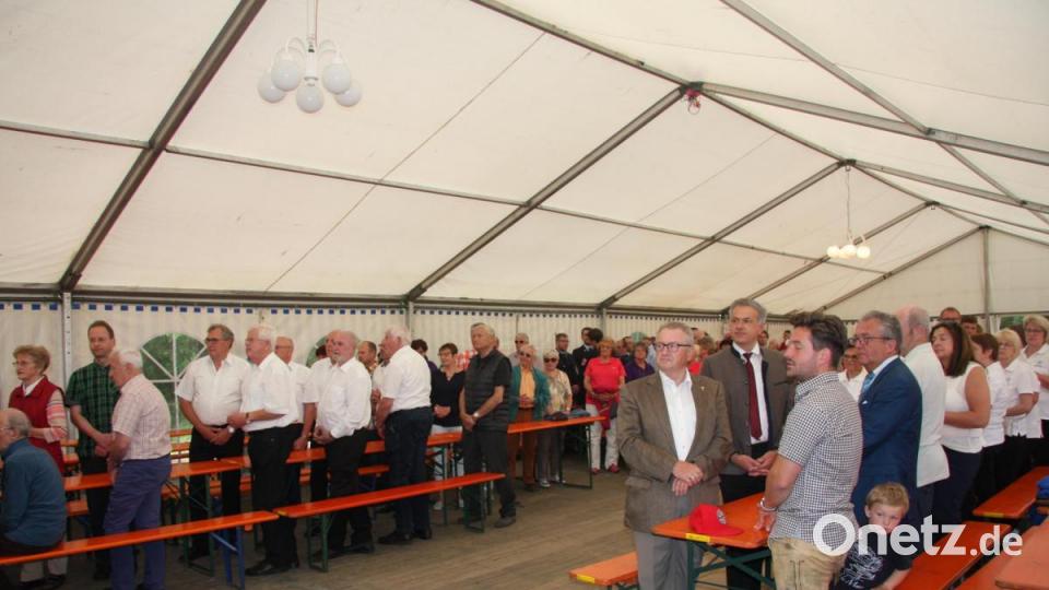 Viele Gläubige, darunter auch Vertreter der Kommunalpolitik, feierten im Festzelt den Gottesdienst mit. Bild: wro