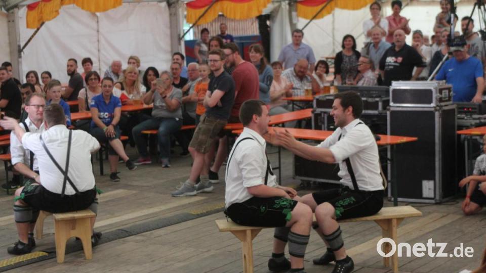 Auftritt der &quot;Schwarzenbacher Schenkelzinterer&quot;. Bild: lst