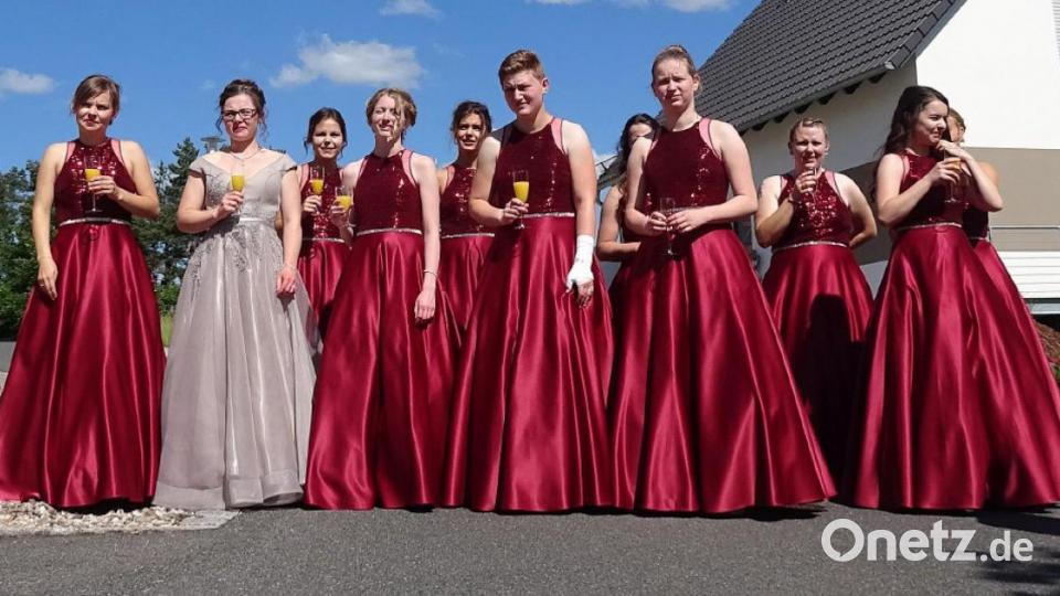 Umzug, bei dem Festbraut Sophie Zölch (in Weiß) und Festleiter Marcus Fritsch von der FFW abgeholt wurden, Bild: lst