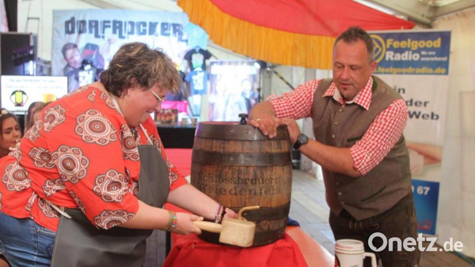 3. Bürgermeisterin Susanne Bittner und Festleiter Marcus Fritsch beim Anzapfen. Bild: lst