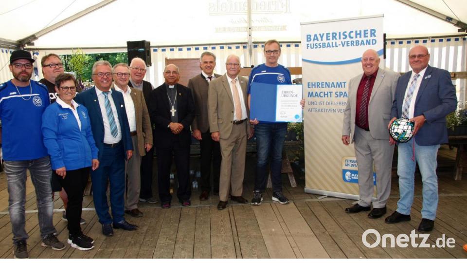 Übergabe der Ehrenurkunde. Im Bild von links: Peter Fröhlich, Georg Lauton, Martina Oppl, die Bürgermeister aus Wiesau, Toni Dutz und Fritz Holm, Seelsorger Siegfried Wölfel, Bischof Bosco Puthur, stellvertretender Landrat Roland Grillmeier, Siegfried Tabbert, Zweiter Vorsitzender Konrad Burger, Martin Braun und Peter Kemnitzer vom BFV. Bild: wro