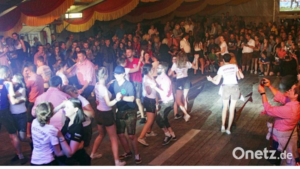 Die Festdamen bei ihrem zweiten Auftritt. Bild: lst