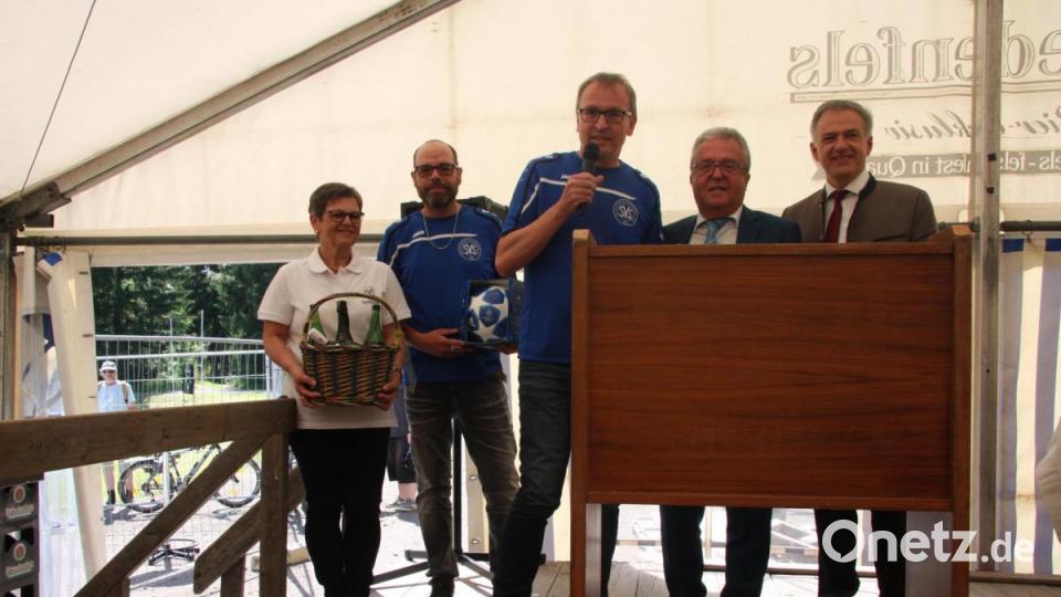 Über je ein Geschenk freuten sich Martina Oppl und Peter Fröhlich (von links) - übergeben vom Zweiten Vorsitzenden Konrad Burger (Mitte). Es gratulierten Bürgermeister Toni Dutz und stellvertretender Landrat Roland Grillmeier. Bild: wro