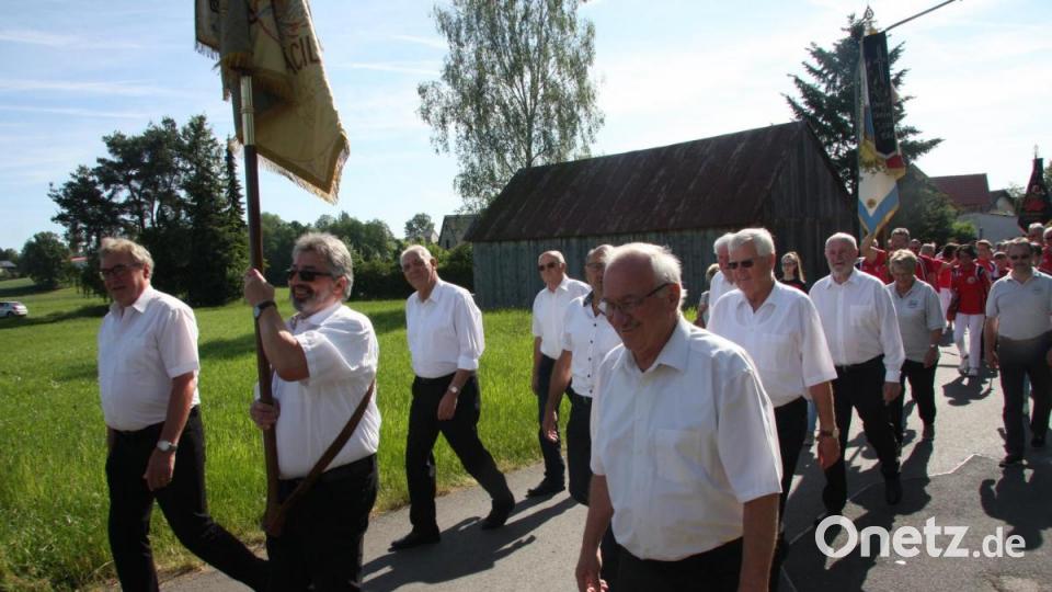 Begleitet wurde der morgendliche Festzug auch von den Sängern der Schönhaider Liedertafel. Bild: wro