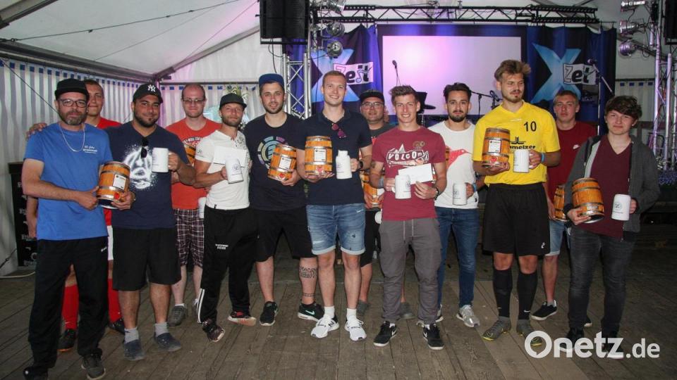 Beim Distner-Cup ging eigentlich niemand als Verlierer vom Platz. Für alle Teilnehmer standen bei der Siegerehrung Geschenke bereit. Bild: wro